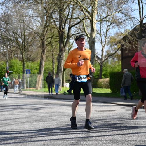 12.04.2026 - 45. Internationalen Wilhelmsburger Insellauf J. Mangold http://msf.ph/oto/9465217 12.04.2026 10:57:01 Ziel 2912, 2913, 4927, 2791, 2067, 4321, 2744, 5508, 4388, 2579, 2458, 5845, 5844, 5701, 4368, 2441, 5243, 3798 meine-sportfotos.de