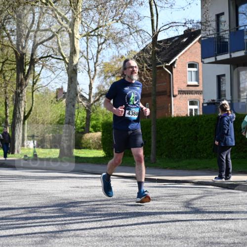 12.04.2026 - 45. Internationalen Wilhelmsburger Insellauf J. Mangold http://msf.ph/oto/9465220 12.04.2026 10:57:22 Ziel 5701, 4368, 2441, 5243, 3798, 2861, 2861, 3340, 2847, 4339, 3179, 3753, 4947, 3754, 5362, 4157, 2164, 4120, 2283, 2228, 4396 meine-sportfotos.de