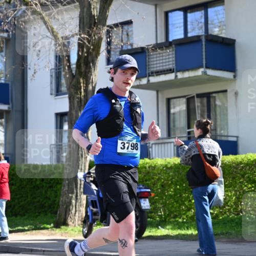 12.04.2026 - 45. Internationalen Wilhelmsburger Insellauf J. Mangold http://msf.ph/oto/9465305 12.04.2026 10:57:37 Ziel 4368, 2441, 5243, 3798, 2861, 3340, 2847, 2847, 4339, 3179, 3753, 4947, 3754, 5362, 4157, 2164, 4120, 2283, 2228, 4396, 3997, 2818, 3257, 2499, 2194, 2900, 3260 meine-sportfotos.de