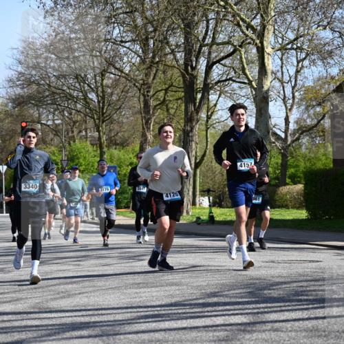 12.04.2026 - 45. Internationalen Wilhelmsburger Insellauf J. Mangold http://msf.ph/oto/9465318 12.04.2026 10:57:44 Ziel 2441, 5243, 3798, 2861, 3340, 2847, 4339, 3179, 3753, 4947, 3754, 5362, 4157, 2164, 4120, 2283, 2228, 4396, 3997, 2818, 3257, 2499, 2194, 2900, 3260, 3568, 4352, 4215, 4394, 3665 meine-sportfotos.de