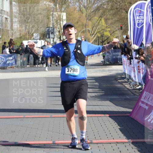 12.04.2026 - 45. Internationalen Wilhelmsburger Insellauf Strokosch-Dieckow http://msf.ph/oto/9465332 12.04.2026 10:58:06 Ziel 3798 meine-sportfotos.de