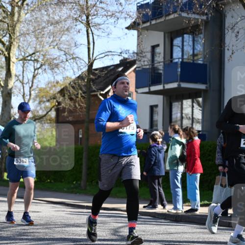12.04.2026 - 45. Internationalen Wilhelmsburger Insellauf J. Mangold http://msf.ph/oto/9465382 12.04.2026 10:57:48 Ziel 3798, 2861, 3340, 2847, 4339, 3179, 3753, 4947, 3754, 5362, 4157, 2164, 4120, 2283, 2228, 4396, 3997, 2818, 3257, 2499, 2194, 2900, 2900, 3260, 3568, 4352, 4215, 4394, 3665 meine-sportfotos.de
