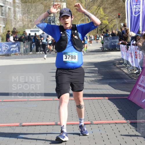 12.04.2026 - 45. Internationalen Wilhelmsburger Insellauf Strokosch-Dieckow http://msf.ph/oto/9465385 12.04.2026 10:58:07 Ziel 3798 meine-sportfotos.de