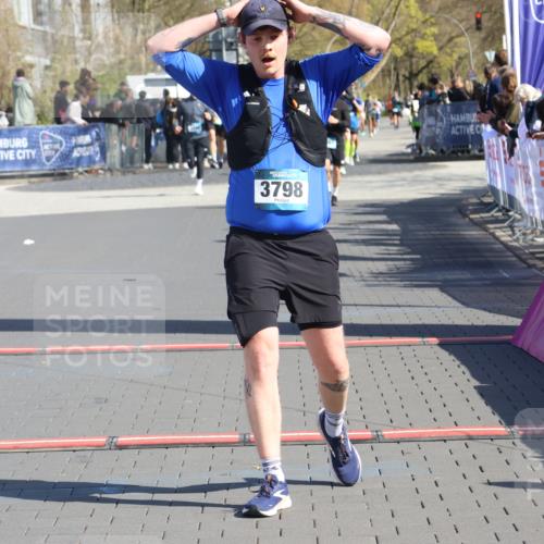 12.04.2026 - 45. Internationalen Wilhelmsburger Insellauf Strokosch-Dieckow http://msf.ph/oto/9465395 12.04.2026 10:58:07 Ziel 3798 meine-sportfotos.de