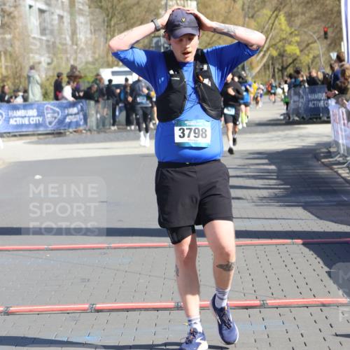 12.04.2026 - 45. Internationalen Wilhelmsburger Insellauf Strokosch-Dieckow http://msf.ph/oto/9465404 12.04.2026 10:58:07 Ziel 3798 meine-sportfotos.de