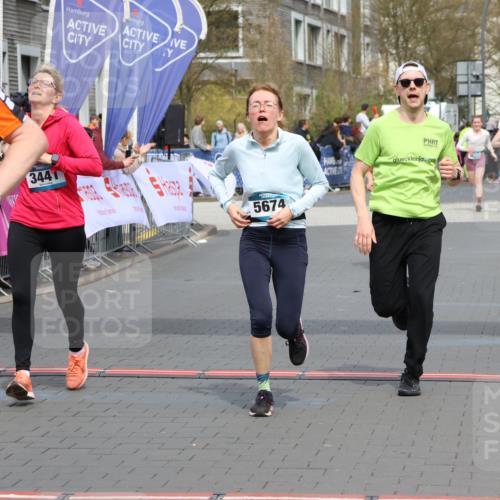 12.04.2026 - 45. Internationalen Wilhelmsburger Insellauf Strokosch-Dieckow http://msf.ph/oto/9465567 12.04.2026 13:13:04 Ziel 5750, 5855, 2280, 3441, 5674, 4841 meine-sportfotos.de