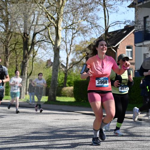 12.04.2026 - 45. Internationalen Wilhelmsburger Insellauf J. Mangold http://msf.ph/oto/9465609 12.04.2026 10:58:29 Ziel 4352, 4215, 4394, 3665, 3968, 4577, 5703, 3142, 5468, 3140, 4071, 2553, 2989, 3825, 5615, 3150, 2269 meine-sportfotos.de