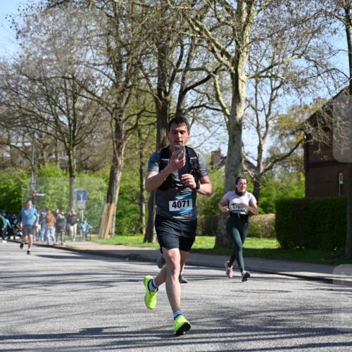 12.04.2026 - 45. Internationalen Wilhelmsburger Insellauf J. Mangold http://msf.ph/oto/9465612 12.04.2026 10:58:29 Ziel 4352, 4215, 4394, 3665, 3968, 4577, 5703, 3142, 5468, 3140, 4071, 2553, 2989, 3825, 5615, 3150, 2269 meine-sportfotos.de