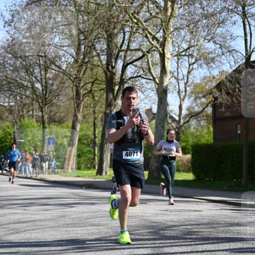 12.04.2026 - 45. Internationalen Wilhelmsburger Insellauf J. Mangold http://msf.ph/oto/9465614 12.04.2026 10:58:29 Ziel 4352, 4215, 4394, 3665, 3968, 4577, 5703, 3142, 5468, 3140, 4071, 2553, 2989, 3825, 5615, 3150, 2269 meine-sportfotos.de