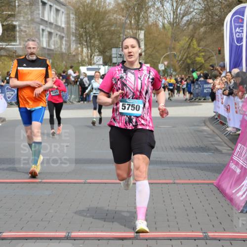 12.04.2026 - 45. Internationalen Wilhelmsburger Insellauf Strokosch-Dieckow http://msf.ph/oto/9465620 12.04.2026 13:13:00 Ziel 5750, 5855, 2280 meine-sportfotos.de