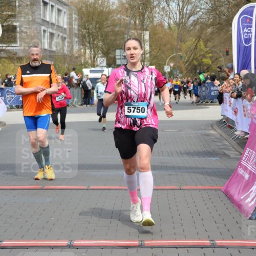 12.04.2026 - 45. Internationalen Wilhelmsburger Insellauf Strokosch-Dieckow http://msf.ph/oto/9465632 12.04.2026 13:13:00 Ziel 5750, 5855, 2280 meine-sportfotos.de
