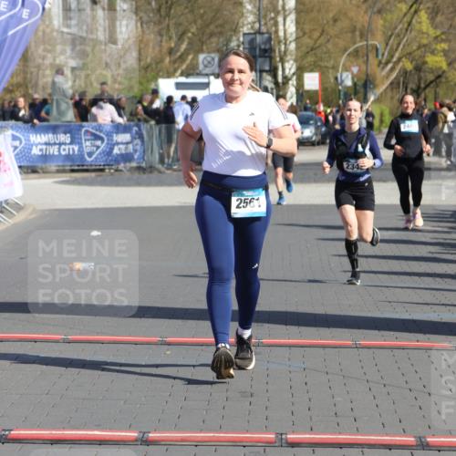 12.04.2026 - 45. Internationalen Wilhelmsburger Insellauf Strokosch-Dieckow http://msf.ph/oto/9465640 12.04.2026 11:16:05 Ziel 2561, 2343 meine-sportfotos.de