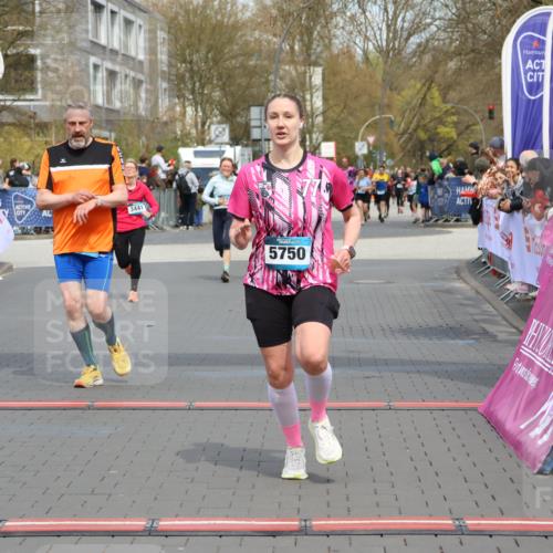 12.04.2026 - 45. Internationalen Wilhelmsburger Insellauf Strokosch-Dieckow http://msf.ph/oto/9465642 12.04.2026 13:13:00 Ziel 5750, 5855, 2280 meine-sportfotos.de