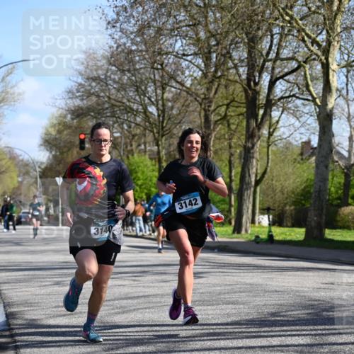 12.04.2026 - 45. Internationalen Wilhelmsburger Insellauf J. Mangold http://msf.ph/oto/9465644 12.04.2026 10:58:32 Ziel 3665, 3968, 4577, 5703, 3142, 5468, 3140, 4071, 2553, 2989, 3825, 5615, 3150, 2269, 5366, 3044, 3045 meine-sportfotos.de
