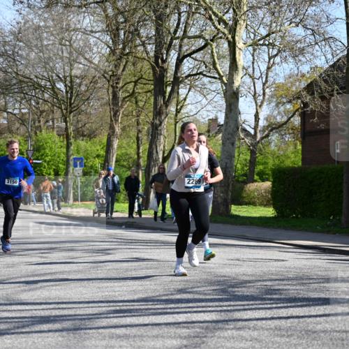 12.04.2026 - 45. Internationalen Wilhelmsburger Insellauf J. Mangold http://msf.ph/oto/9465696 12.04.2026 10:58:51 Ziel 2989, 3825, 5615, 3150, 2269, 5366, 3044, 3045, 3582, 4896, 2308 meine-sportfotos.de