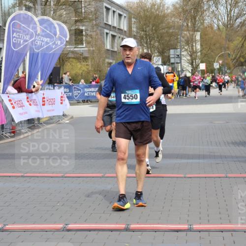12.04.2026 - 45. Internationalen Wilhelmsburger Insellauf Strokosch-Dieckow http://msf.ph/oto/9465699 12.04.2026 13:12:49 Ziel 4850, 4550, 3914, 2545, 3352, 3348 meine-sportfotos.de