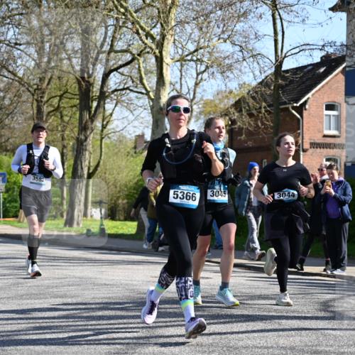 12.04.2026 - 45. Internationalen Wilhelmsburger Insellauf J. Mangold http://msf.ph/oto/9465771 12.04.2026 10:59:07 Ziel 5366, 3044, 3045, 3582, 4896, 2308, 2308, 5419, 2931, 2930, 4004, 2858, 2858, 5699, 5698, 4101, 2529, 3194 meine-sportfotos.de