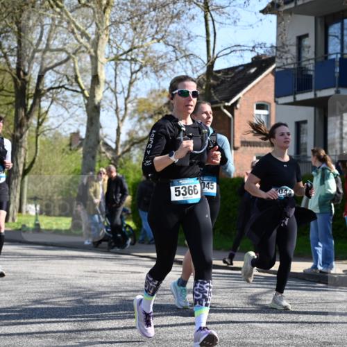 12.04.2026 - 45. Internationalen Wilhelmsburger Insellauf J. Mangold http://msf.ph/oto/9465778 12.04.2026 10:59:07 Ziel 5366, 3044, 3045, 3582, 4896, 2308, 2308, 5419, 2931, 2930, 4004, 2858, 2858, 5699, 5698, 4101, 2529, 3194 meine-sportfotos.de