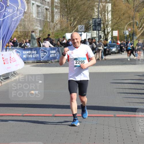 12.04.2026 - 45. Internationalen Wilhelmsburger Insellauf Strokosch-Dieckow http://msf.ph/oto/9465787 12.04.2026 11:16:15 Ziel 2295 meine-sportfotos.de