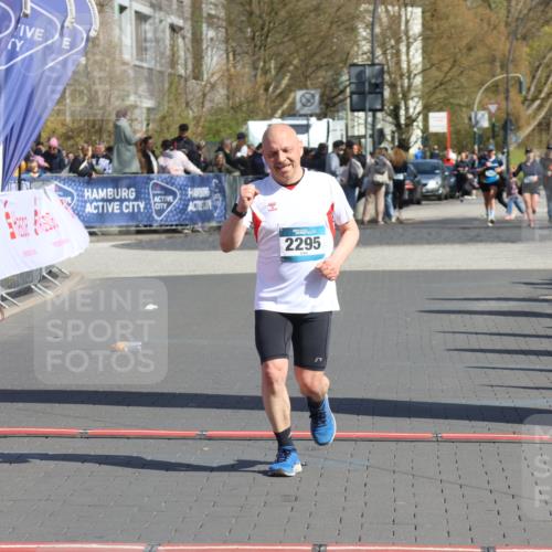 12.04.2026 - 45. Internationalen Wilhelmsburger Insellauf Strokosch-Dieckow http://msf.ph/oto/9465793 12.04.2026 11:16:15 Ziel 2295 meine-sportfotos.de
