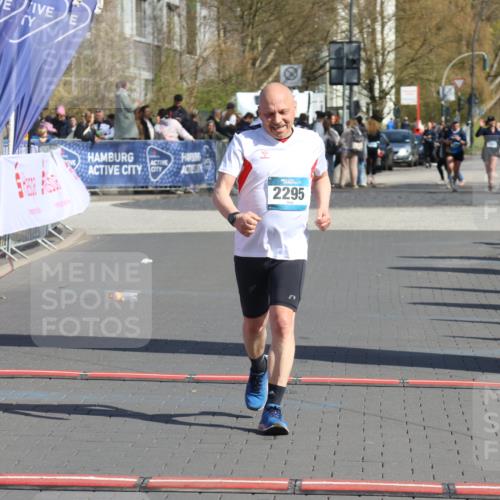 12.04.2026 - 45. Internationalen Wilhelmsburger Insellauf Strokosch-Dieckow http://msf.ph/oto/9465812 12.04.2026 11:16:15 Ziel 2295 meine-sportfotos.de