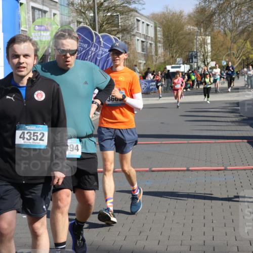 12.04.2026 - 45. Internationalen Wilhelmsburger Insellauf Strokosch-Dieckow http://msf.ph/oto/9465828 12.04.2026 10:58:50 Ziel 4394, 3665 meine-sportfotos.de