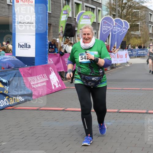 12.04.2026 - 45. Internationalen Wilhelmsburger Insellauf Strokosch-Dieckow http://msf.ph/oto/9465829 12.04.2026 13:12:39 Ziel 5437, 4847, 4846 meine-sportfotos.de
