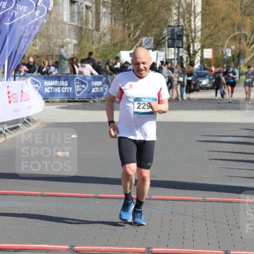 12.04.2026 - 45. Internationalen Wilhelmsburger Insellauf Strokosch-Dieckow http://msf.ph/oto/9465830 12.04.2026 11:16:15 Ziel 2295 meine-sportfotos.de