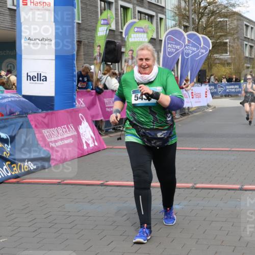 12.04.2026 - 45. Internationalen Wilhelmsburger Insellauf Strokosch-Dieckow http://msf.ph/oto/9465839 12.04.2026 13:12:39 Ziel 5437, 4847, 4846 meine-sportfotos.de