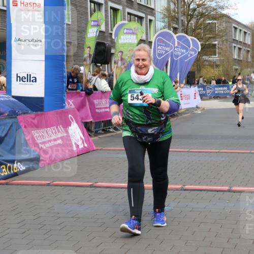 12.04.2026 - 45. Internationalen Wilhelmsburger Insellauf Strokosch-Dieckow http://msf.ph/oto/9465855 12.04.2026 13:12:39 Ziel 5437, 4847, 4846 meine-sportfotos.de