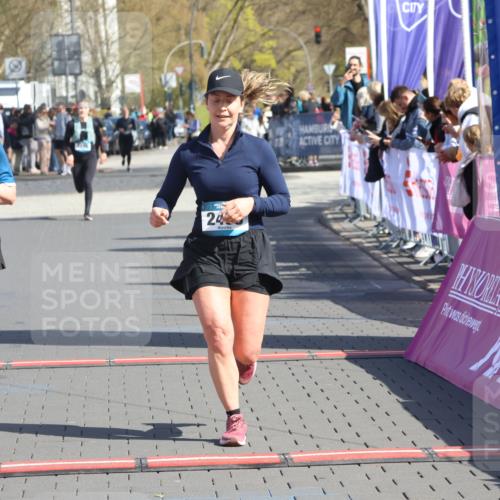 12.04.2026 - 45. Internationalen Wilhelmsburger Insellauf Strokosch-Dieckow http://msf.ph/oto/9465857 12.04.2026 11:16:28 Ziel 2467, 2468 meine-sportfotos.de