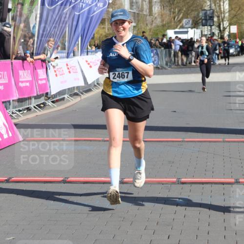 12.04.2026 - 45. Internationalen Wilhelmsburger Insellauf Strokosch-Dieckow http://msf.ph/oto/9465868 12.04.2026 11:16:29 Ziel 2467, 2468, 2296 meine-sportfotos.de