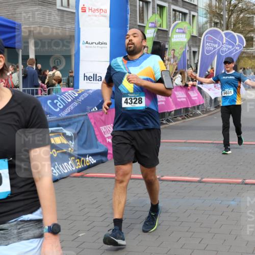 12.04.2026 - 45. Internationalen Wilhelmsburger Insellauf Strokosch-Dieckow http://msf.ph/oto/9465909 12.04.2026 13:12:31 Ziel 2024, 4328, 4276, 5031, 4532, 2742 meine-sportfotos.de
