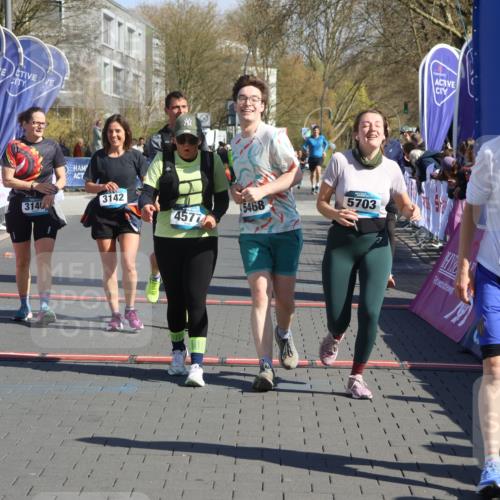 12.04.2026 - 45. Internationalen Wilhelmsburger Insellauf Strokosch-Dieckow http://msf.ph/oto/9465912 12.04.2026 10:58:59 Ziel 3968, 4577, 5703, 3142, 5468, 3140, 4071, 2553 meine-sportfotos.de