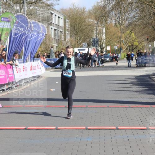 12.04.2026 - 45. Internationalen Wilhelmsburger Insellauf Strokosch-Dieckow http://msf.ph/oto/9465914 12.04.2026 11:16:33 Ziel 2467, 2468, 2296 meine-sportfotos.de