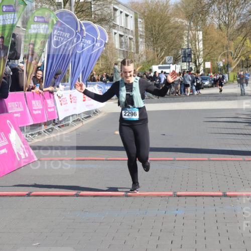 12.04.2026 - 45. Internationalen Wilhelmsburger Insellauf Strokosch-Dieckow http://msf.ph/oto/9465965 12.04.2026 11:16:33 Ziel 2467, 2468, 2296 meine-sportfotos.de