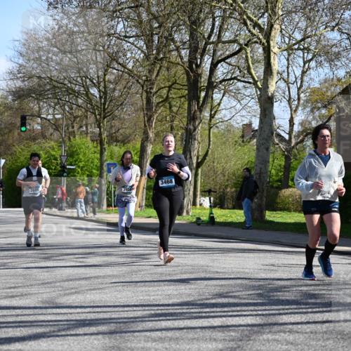 12.04.2026 - 45. Internationalen Wilhelmsburger Insellauf J. Mangold http://msf.ph/oto/9465997 12.04.2026 10:59:44 Ziel 2858, 5699, 5698, 4101, 2529, 3194, 3367, 3468, 2665, 2988, 4289, 3723, 2988, 4289, 3723, 3797, 3727, 2166, 2977, 4107, 4152, 2646, 4991, 4993 meine-sportfotos.de