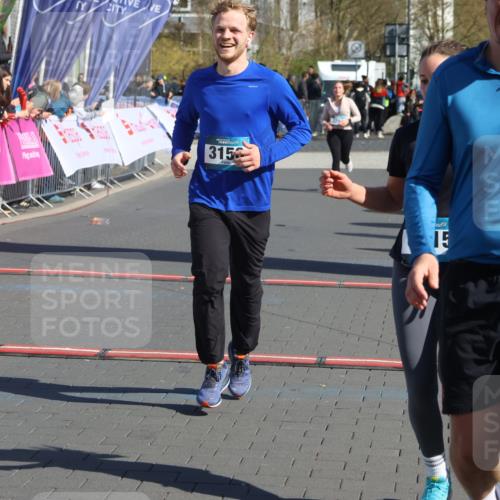 12.04.2026 - 45. Internationalen Wilhelmsburger Insellauf Strokosch-Dieckow http://msf.ph/oto/9466012 12.04.2026 10:59:14 Ziel 2989, 3825, 5615, 3150 meine-sportfotos.de