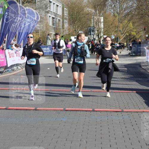 12.04.2026 - 45. Internationalen Wilhelmsburger Insellauf Strokosch-Dieckow http://msf.ph/oto/9466069 12.04.2026 10:59:34 Ziel 5366, 3044, 3045, 3582 meine-sportfotos.de