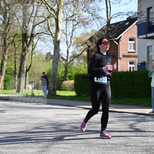 12.04.2026 - 45. Internationalen Wilhelmsburger Insellauf J. Mangold http://msf.ph/oto/9466156 12.04.2026 11:00:11 Ziel 3797, 3727, 2166, 2977, 4107, 4152, 2646, 4991, 4993, 3953, 3373, 4632, 2389, 2389, 3725 meine-sportfotos.de
