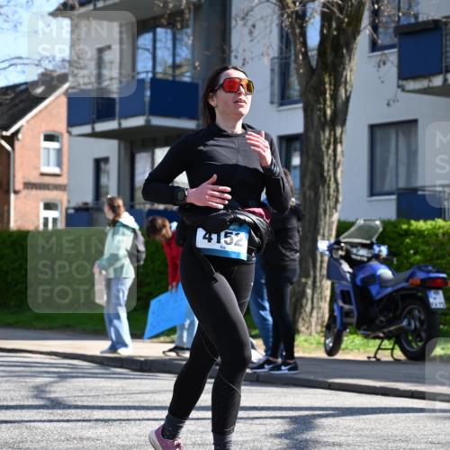 12.04.2026 - 45. Internationalen Wilhelmsburger Insellauf J. Mangold http://msf.ph/oto/9466175 12.04.2026 11:00:12 Ziel 3727, 2166, 2977, 4107, 4152, 2646, 4991, 4993, 3953, 3373, 4632, 2389, 3725 meine-sportfotos.de