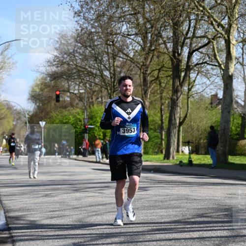 12.04.2026 - 45. Internationalen Wilhelmsburger Insellauf J. Mangold http://msf.ph/oto/9466181 12.04.2026 11:00:21 Ziel 2977, 4107, 4152, 2646, 4991, 4993, 3953, 3373, 4632, 4632, 2389, 3725, 5581 meine-sportfotos.de