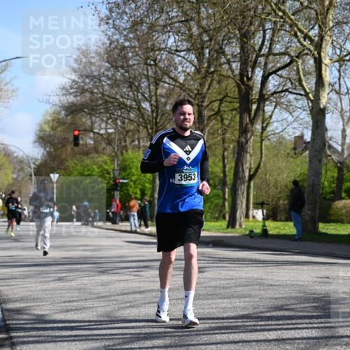 12.04.2026 - 45. Internationalen Wilhelmsburger Insellauf J. Mangold http://msf.ph/oto/9466182 12.04.2026 11:00:22 Ziel 2977, 4107, 4152, 2646, 4991, 4993, 3953, 3373, 4632, 2389, 3725, 5581 meine-sportfotos.de