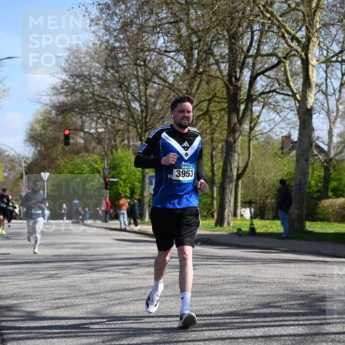 12.04.2026 - 45. Internationalen Wilhelmsburger Insellauf J. Mangold http://msf.ph/oto/9466185 12.04.2026 11:00:22 Ziel 2977, 4107, 4152, 2646, 4991, 4993, 3953, 3373, 4632, 2389, 3725, 5581 meine-sportfotos.de