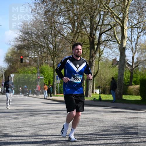 12.04.2026 - 45. Internationalen Wilhelmsburger Insellauf J. Mangold http://msf.ph/oto/9466187 12.04.2026 11:00:22 Ziel 2977, 4107, 4152, 2646, 4991, 4993, 3953, 3373, 4632, 2389, 3725, 5581 meine-sportfotos.de