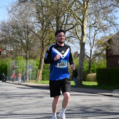 12.04.2026 - 45. Internationalen Wilhelmsburger Insellauf J. Mangold http://msf.ph/oto/9466195 12.04.2026 11:00:22 Ziel 2977, 4107, 4152, 2646, 4991, 4993, 3953, 3373, 4632, 2389, 3725, 5581 meine-sportfotos.de