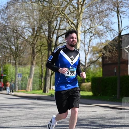 12.04.2026 - 45. Internationalen Wilhelmsburger Insellauf J. Mangold http://msf.ph/oto/9466200 12.04.2026 11:00:22 Ziel 2977, 4107, 4152, 2646, 4991, 4993, 3953, 3373, 4632, 2389, 3725, 5581 meine-sportfotos.de
