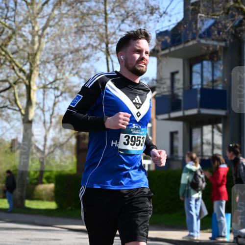 12.04.2026 - 45. Internationalen Wilhelmsburger Insellauf J. Mangold http://msf.ph/oto/9466212 12.04.2026 11:00:23 Ziel 2977, 4107, 4152, 2646, 4991, 4993, 3953, 3373, 4632, 2389, 2389, 3725, 5581 meine-sportfotos.de