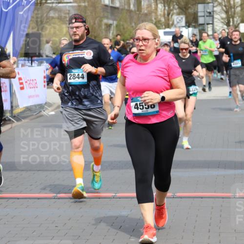 12.04.2026 - 45. Internationalen Wilhelmsburger Insellauf Strokosch-Dieckow http://msf.ph/oto/9466219 12.04.2026 13:11:56 Ziel 2461, 4810, 3994, 4558, 3573, 4427, 2844, 3115, 4726, 4051, 2827, 2825 meine-sportfotos.de