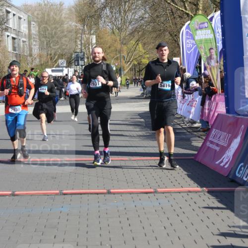 12.04.2026 - 45. Internationalen Wilhelmsburger Insellauf Strokosch-Dieckow http://msf.ph/oto/9466233 12.04.2026 10:59:55 Ziel 5419, 2931, 2930, 4004, 2858 meine-sportfotos.de